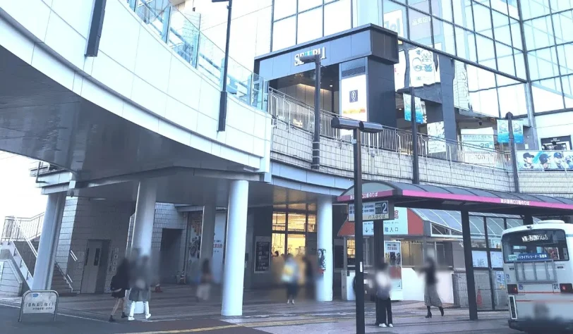 所沢駅西口をでて、所沢西武デパート方面へ左へ歩いて、踏切を右へ進みます。