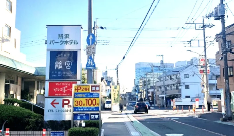 とおりを真っ直ぐ進み、パークホテルを越えます。